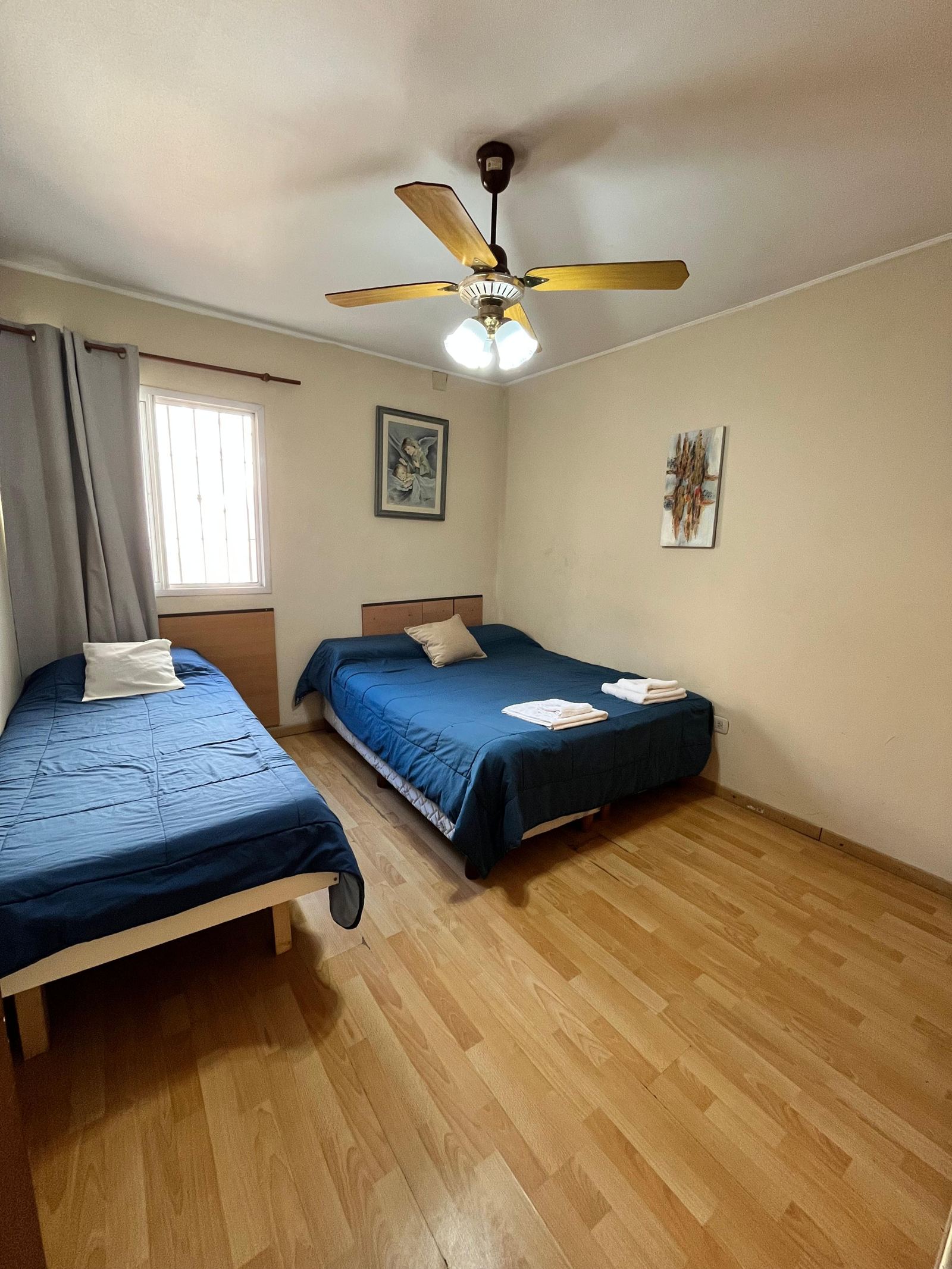 Habitación con cama individual y doble